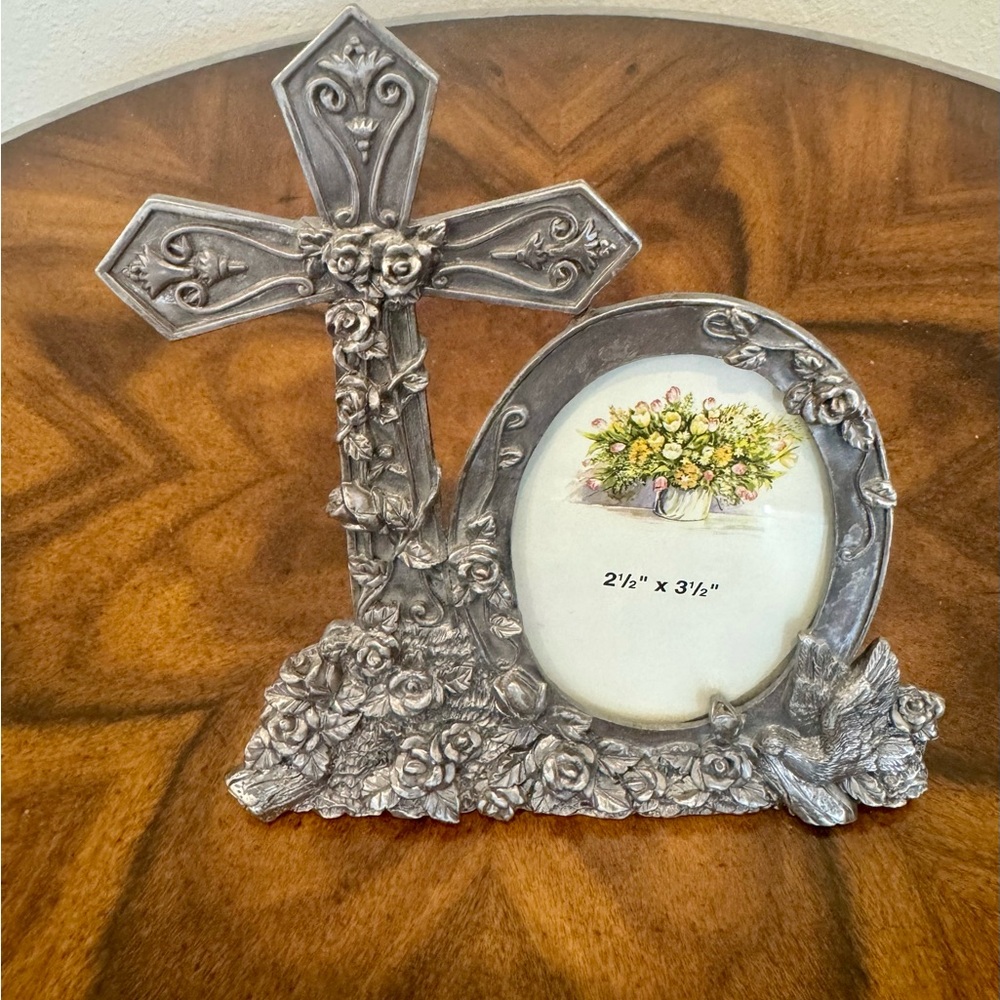 H - K Perfect Pewter Floral Cross Photo Frame - Picture 2 of 9